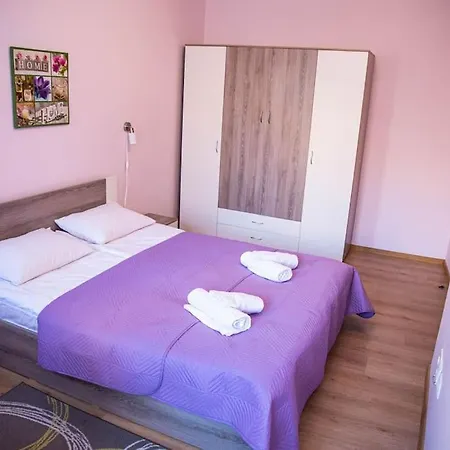 アパート Lovely One Bedroom Apаrtment In
